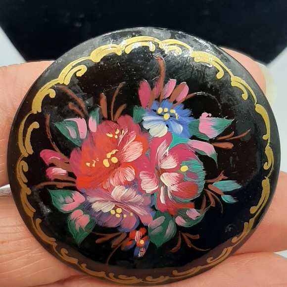 Vintage Handmade Wooden Brooch Hand Painted Round Signed Black Floral - Picture 6 of 6